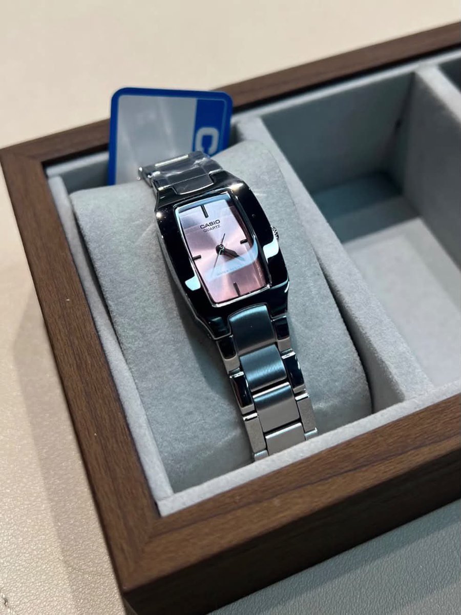 faradistyy's tweet photo. JUJURRR. casio emang affordable dan baterainya awet pol. Plus modelnya timeless, jadi pilih warna apa aja bakal tetep nyambung di style kamu yang clean ataupun colourful 😭👋🏻￼ https://t.co/GoVipWUhdT
