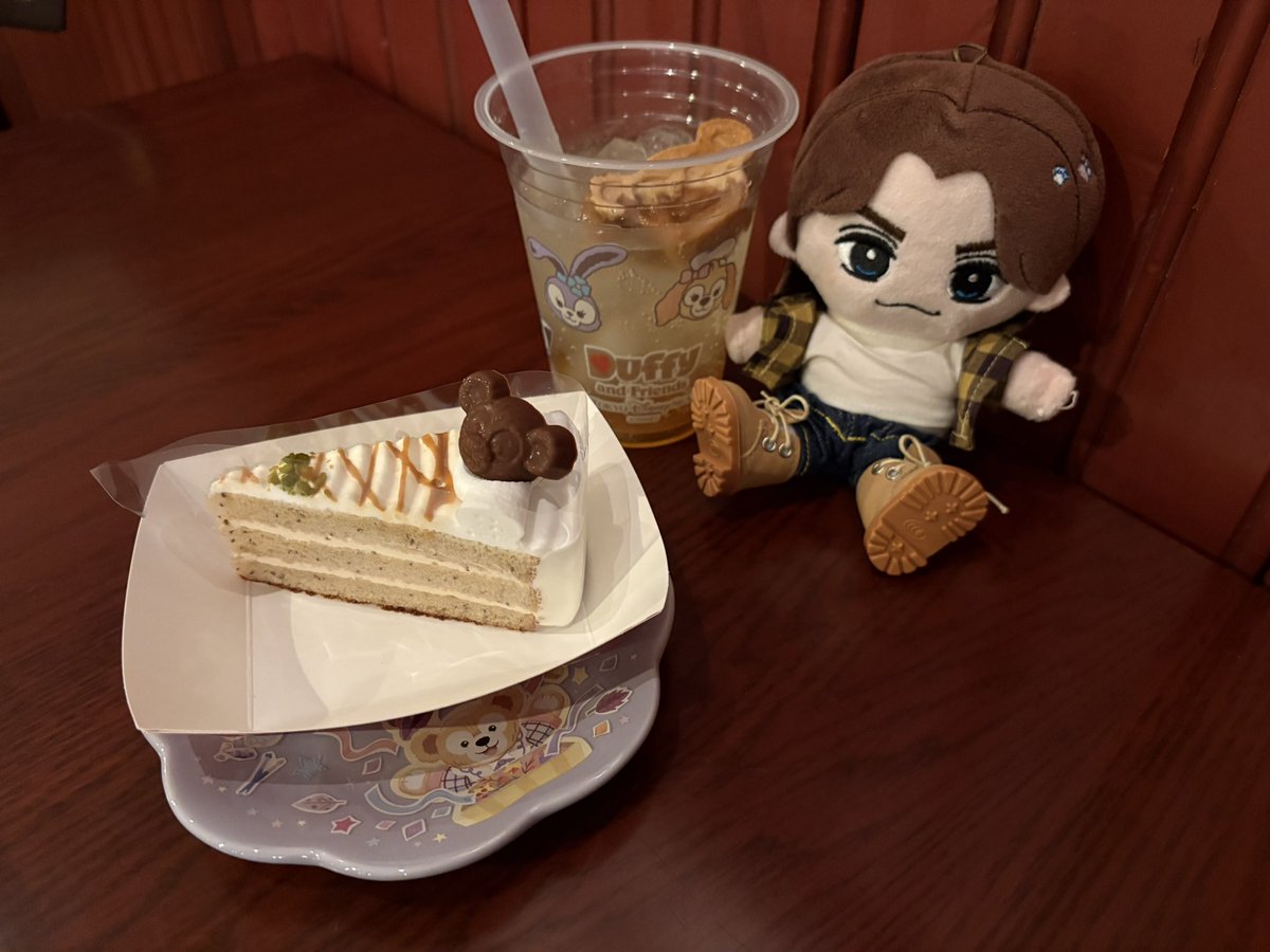 asamix0804's tweet photo. ひとりディズニー満喫中😊
ホテルのチェックインまであと少し
さて、なにしようかなー https://t.co/jKg0efhYEY