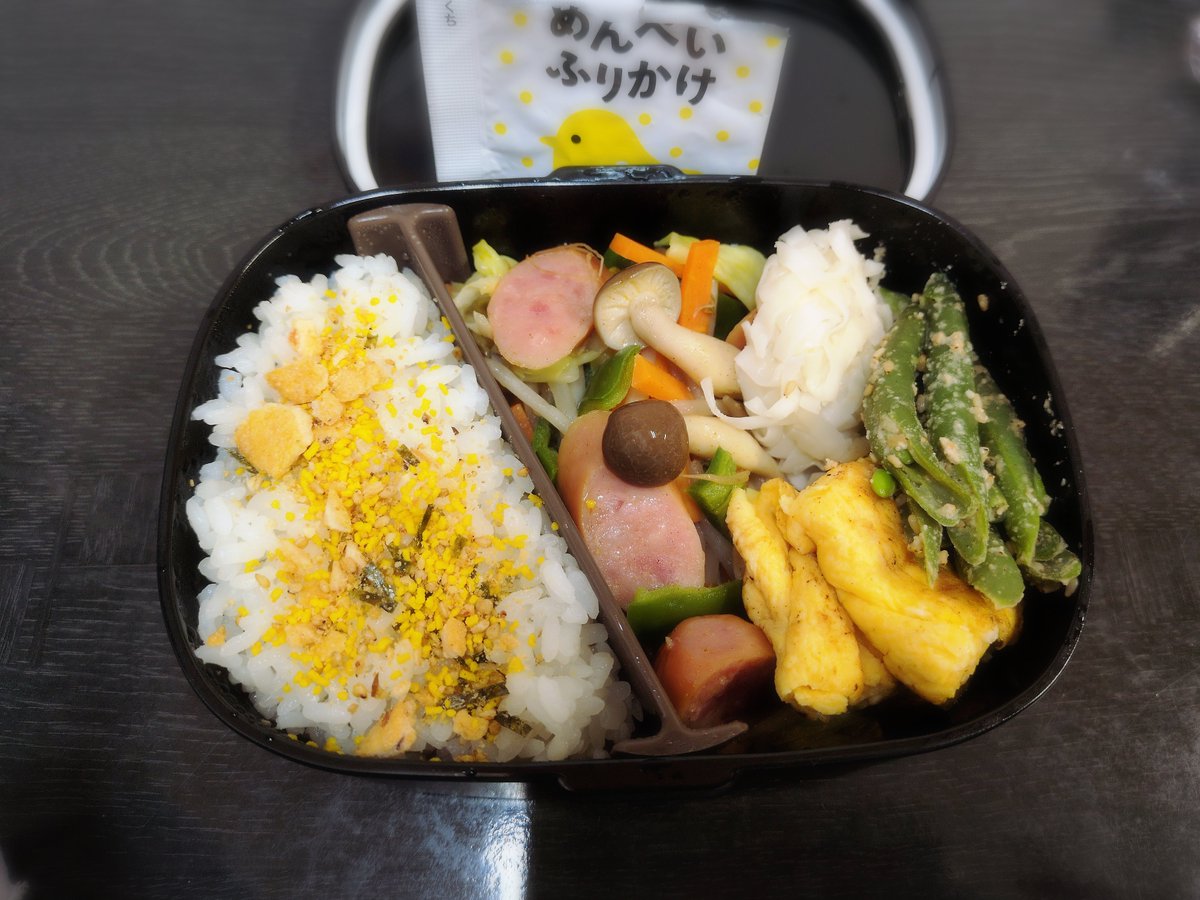 remonade_mint7's tweet photo. 🌿今日のお弁当🌿
白ごはん
  ＋めんべいふりかけ
野菜炒め
いかしゅうまい
チーズ入り卵焼き
いんげん胡麻和え
#お弁当作り 
#めんべいふりかけ https://t.co/N2Fb3drT2z