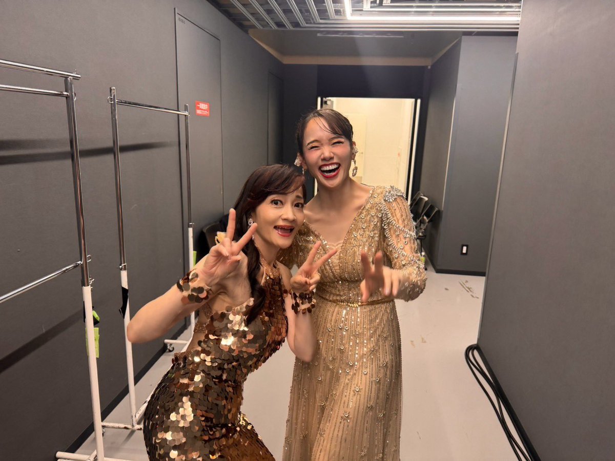 Shimada_Kaho's tweet photo. 『#NewHistoryComingARENALIVE』神戸公演千秋楽✨

無事に３日間の公演を終えることができました❗️
熱いお客様に感謝ばかりです😭✨

いっぱいお写真があるので一気にお届けします😊

まずは、女子チーム❗️

いつも唯一無二の歌声に聞き惚れさせてもらっている大好きなあーや💓

可憐さの中の凛とした強さがとっても魅力的な玲香ちゃん💓

不意に廊下で玲香ちゃんが撮ってくれたソニンとの一枚も😊
このソニンの明るい笑顔がたまりませんっ💓

世代を越えて😆✌️
みんな仲良し女子チームです❣️

#帝コン