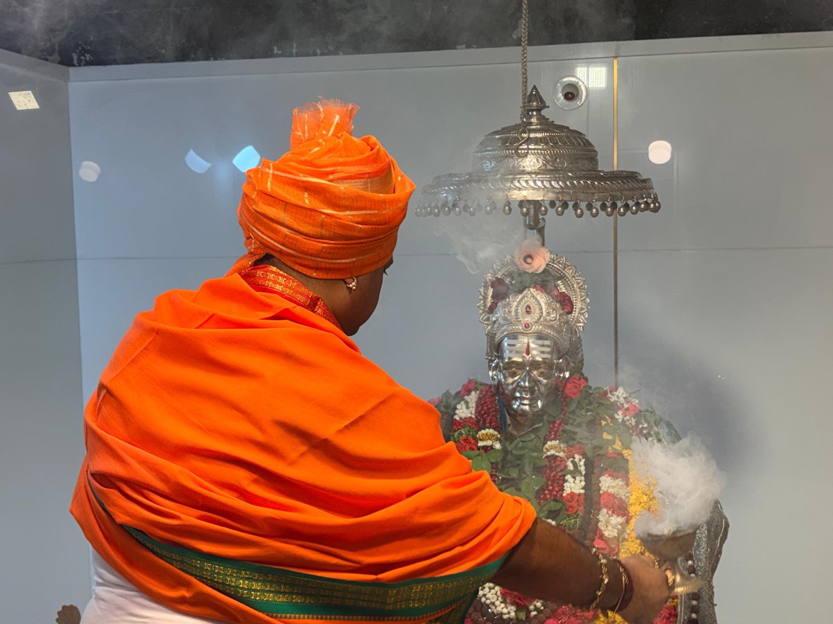 mugalkhodjidaga's tweet photo. Poojyashri performed the special Shravana Masa Pooja this morning during the Brahma Muhurta at Jidaga Srimath 🙏✨

#JidagaMath #ShravanaMaasa #mugalkhodjidagamath https://t.co/EwSyvxgZZU