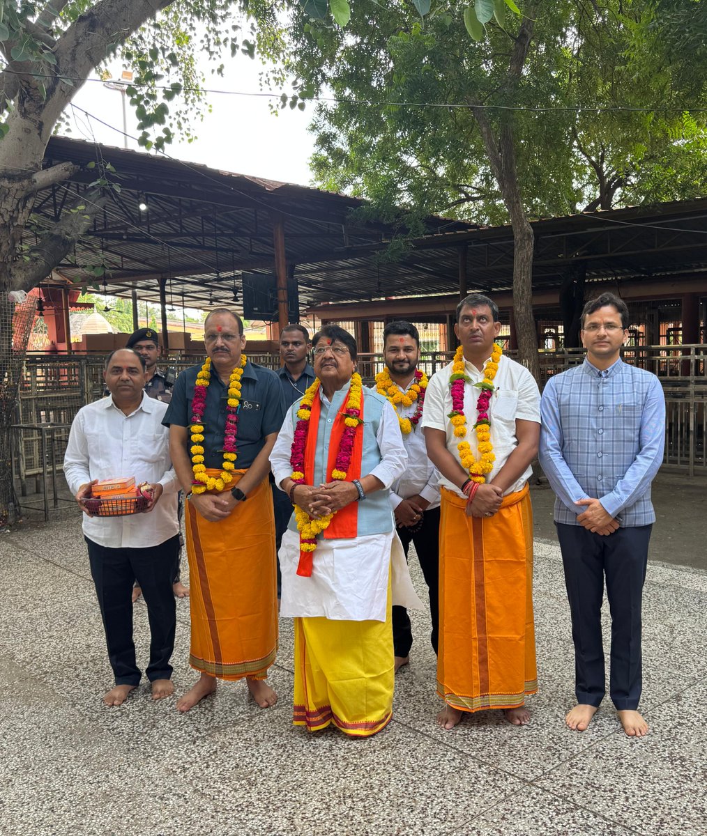 KailashOnline's tweet photo. पीताम्बरा माई की जय 🚩

आज दतिया पहुंचकर पावन पीताम्बरा शक्तिपीठ में जगत जननी मां पीताम्बरा के दर्शन एवं पूजन का परम सौभाग्य प्राप्त हुआ।

पीताम्बरा माई की कृपा से सभी देशवासियों का जीवन सुख, शांति, समृद्धि और आनंद से परिपूर्ण हो, यही मंगलकामना है। इस अवसर पर श्री संतोष सिकरवार जी भी उपस्थित रहे।