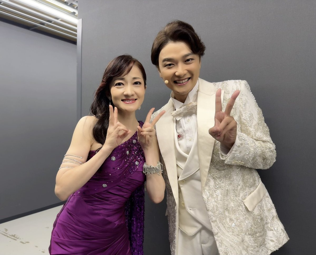Shimada_Kaho's tweet photo. 『#NewHistoryComingARENALIVE』神戸公演千秋楽✨
お写真ラストです❗️

お待たせいたしました❗️
もう一人の大切な座長❗️
心から尊敬する芳雄さん😊
『THE BEST』に続き、また帝劇への思いを綴るステージでご一緒できて本当に嬉しい限りです❗️✨

神戸公演、本当に忘れられない熱い３日間✨
美しい夜景も目に焼き付けました✨

お世話になった皆様❗️
素晴らしい帝コンチームの皆様❗️
そして、お越し下さったすべての皆様❗️

本当にありがとうございました‼️

#帝コン もいよいよラストスパート✨
小倉公演も頑張ります❗️😊👊