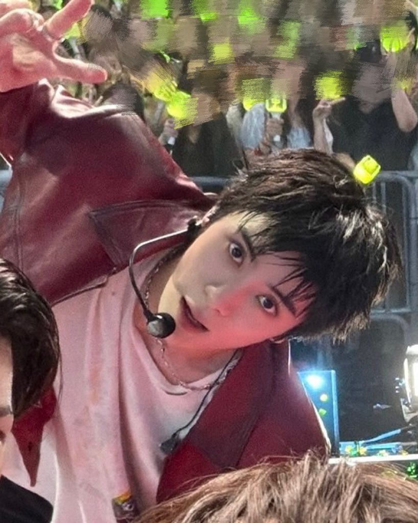yunofull's tweet photo. he loves his maknae job sm 😭 https://t.co/5hXUKl6dFL