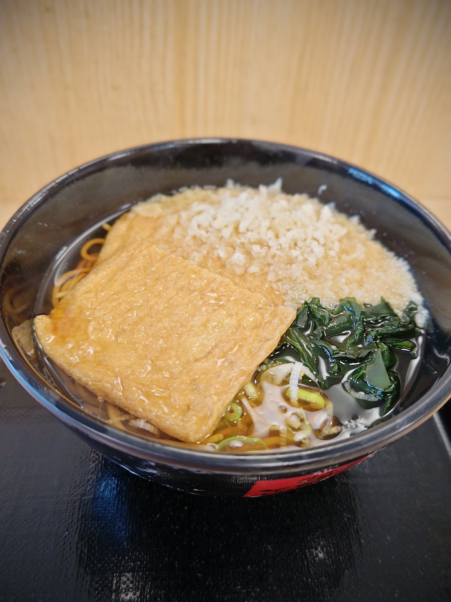 tkamjo's tweet photo. 期間限定、箱根そばの『たぬきつねそば』を昼食で！

要するに、むじなそばですね(笑)
別に期間限定でなく、レギュラーでも良い気が……

あたたまりました。
どうも、冷たい飲み物を買ってしまうので、、、

さあ、頑張りまっしょい！ https://t.co/AS1qjCbm0q