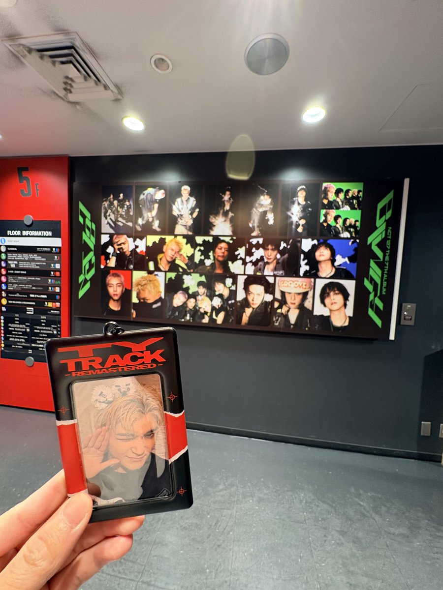 quuuu_man's tweet photo. タワレコ渋谷在庫無くて買えなかったけどパネル
#NCT127 #BLINGY https://t.co/F8IMFQ2DhM