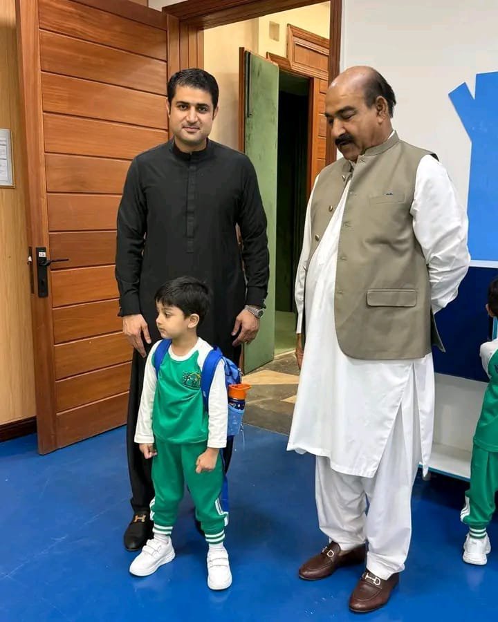MalikSTF_NA134's tweet photo. سرکاری سکول، معیاری تعلیم — اعتماد کا عملی اظہار!

صوبائی وزیر تعلیم پنجاب رانا سکندر حیات خان صاحب کے صاحبزادے کے بعد ان کے چھوٹے بھائی رانا فیصل حیات خان صاحب نے بھی اپنے صاحبزادے کو سرکاری سکول میں داخل کروا کر سرکاری تعلیمی نظام پر اپنے بھرپور اعتماد کا عملی ثبوت دے دیا۔

آج رانا فیصل حیات خان صاحب اپنے والدِ محترم، ایم این اے رانا محمد حیات خان صاحب کے ہمراہ اپنے بیٹے رانا شاہجہاں نثار کو تعلیمی سفر کے پہلے روز خود سرکاری سکول چھوڑنے گئے۔

یہ صرف ایک بچے کے سکول جانے کا منظر نہیں، بلکہ ایک مضبوط پیغام ہے کہ سرکاری سکول معیاری تعلیم کی ضمانت اور ہر بچے کے روشن مستقبل کی بنیاد ہیں۔

سرکاری سکول، معیاری سکول — تعلیم سب کے لیے، بہترین تعلیم سب کے لیے۔
@MaryamNSharif @RanaSikandarH