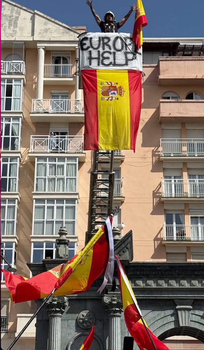 labanderaes's tweet photo. 🔴 Los bomberos de Ceuta alzan la bandera de España y piden auxilio a Europa ante la invasión migratoria. https://t.co/12mp7ZTkMR
