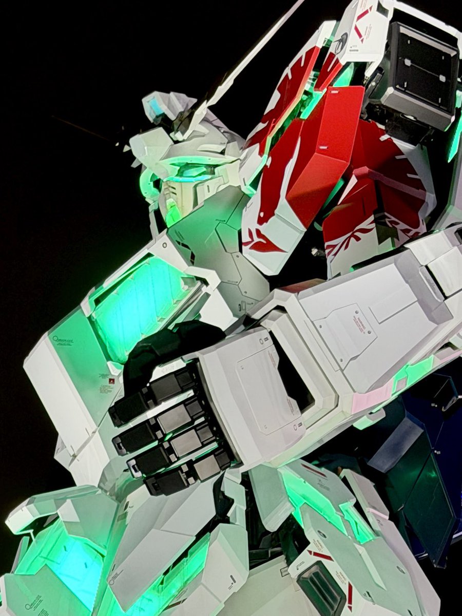 kishu002's tweet photo. オワコーン撮って帰ろうと思ったけど、ギャラリーの数がえげつなくてマトモに撮れぬ。人垣を縫ってちょっとだけ。 

#GundamUC #GundamUnicorn #ガンダムユニコーン #ガンダムUC https://t.co/na368bNud9