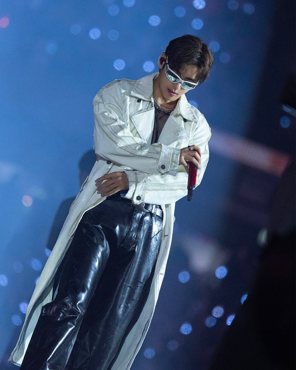 btschartsxdaily's tweet photo. [NEWS] #BTS wore custom Diesel looks for the Chicago stop of their WORLD TOUR ‘ARIRANG’, designed by Creative Director Glenn Martens [Thread]🔥
https://t.co/fsTyDoRfms https://t.co/RIrtBY6zqM