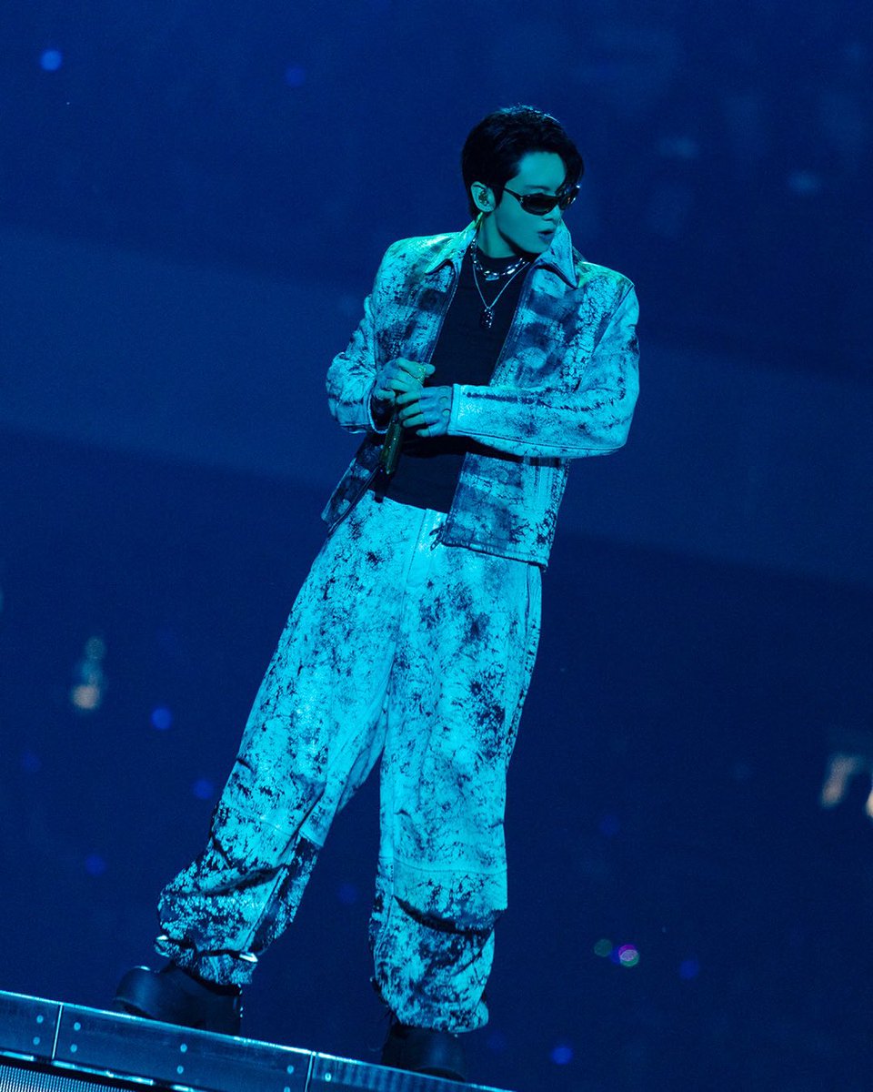 btschartsxdaily's tweet photo. [NEWS] #BTS wore custom Diesel looks for the Chicago stop of their WORLD TOUR ‘ARIRANG’, designed by Creative Director Glenn Martens [Thread]🔥
https://t.co/fsTyDoRfms https://t.co/RIrtBY6zqM
