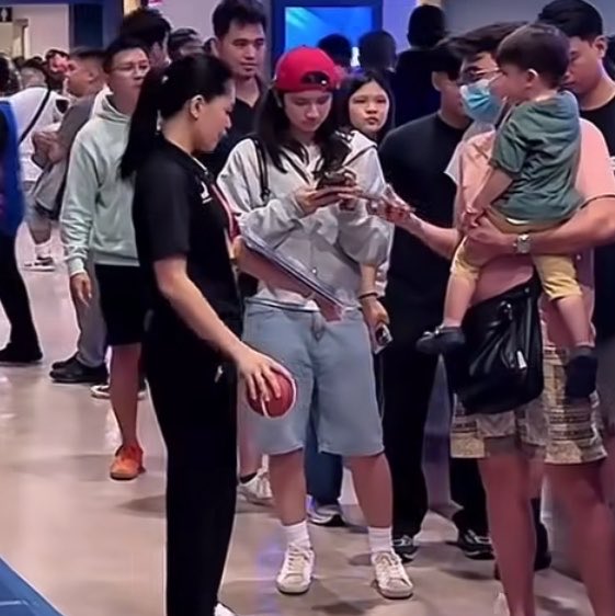 d0veva's tweet photo. taena, deng with the backward red cap UGHHH SO ANGASSSS 

#audraybiongcog https://t.co/THWsJfEZH0