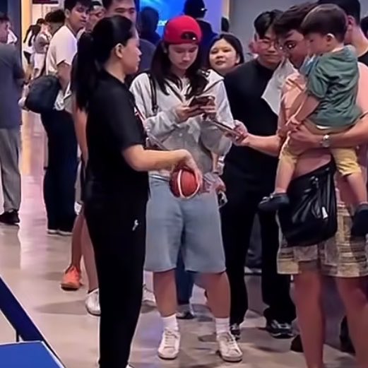 d0veva's tweet photo. taena, deng with the backward red cap UGHHH SO ANGASSSS 

#audraybiongcog https://t.co/THWsJfEZH0