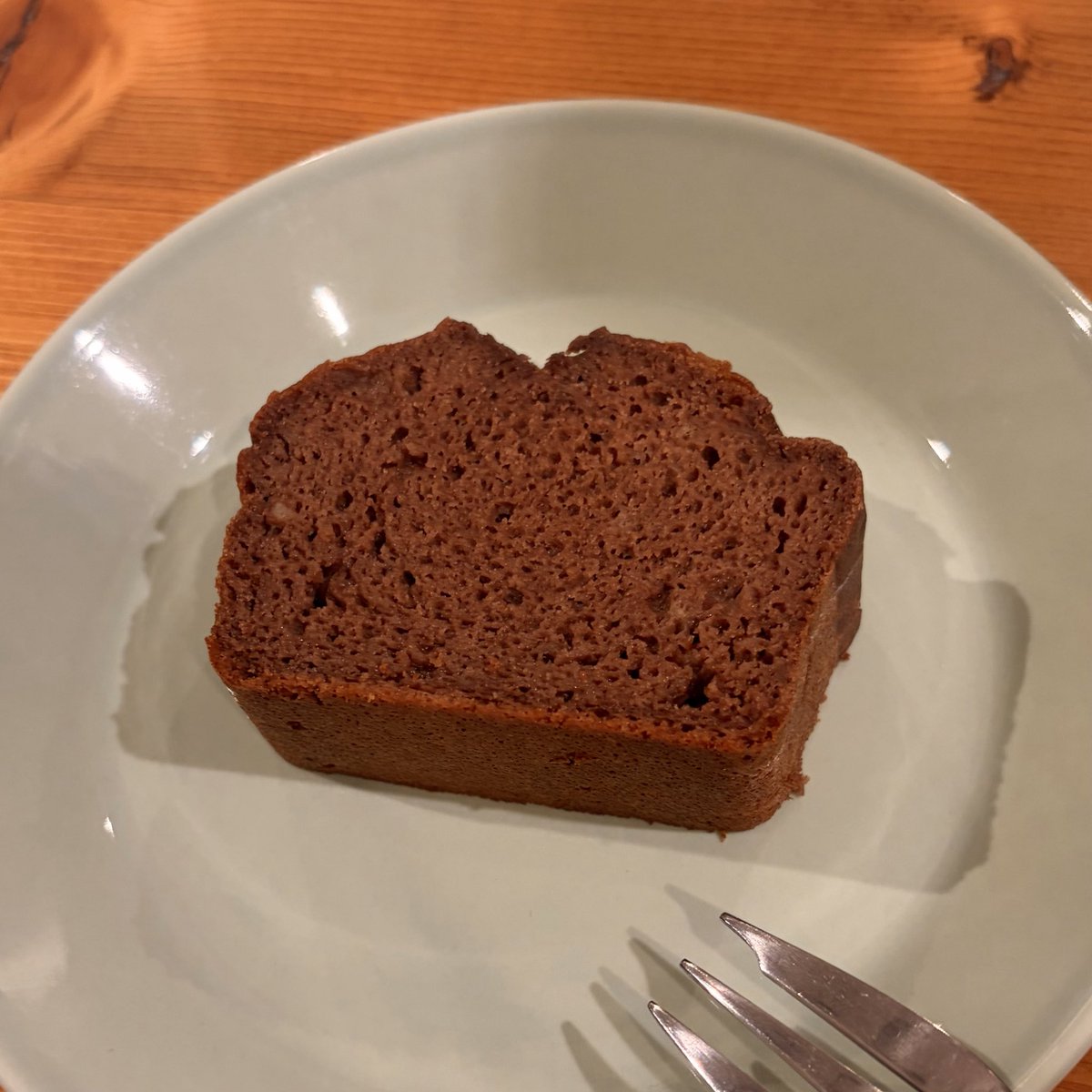 nyamorant's tweet photo. 夕方焼いたチョコバナナパウンド🍫🍌
（1枚目は既にひと切れ食べたあと…） https://t.co/lxOsA2SzKH
