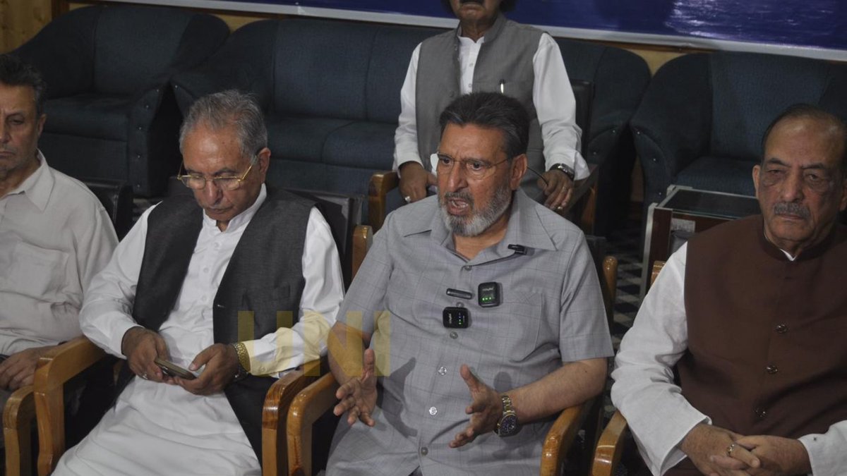 UNI_Photos's tweet photo. In Photos | Apni Party President Altaf Bukhari addressed a press conference in Srinagar, Jammu and Kashmir, on Monday (31/08).
📸: Shah Junaid / UNI
@Apnipartyonline | @SMAltafBukhari | #AltafBukhari | #ApniParty | #Srinagar | #JammuAndKashmir | #PressConference | #Kashmir | #UNI