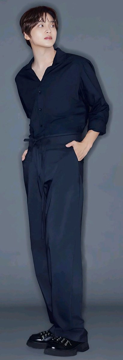 hcxh_6's tweet photo. 상체는 예의상 있는 해찬 전신 https://t.co/IwQ2UoAdKF