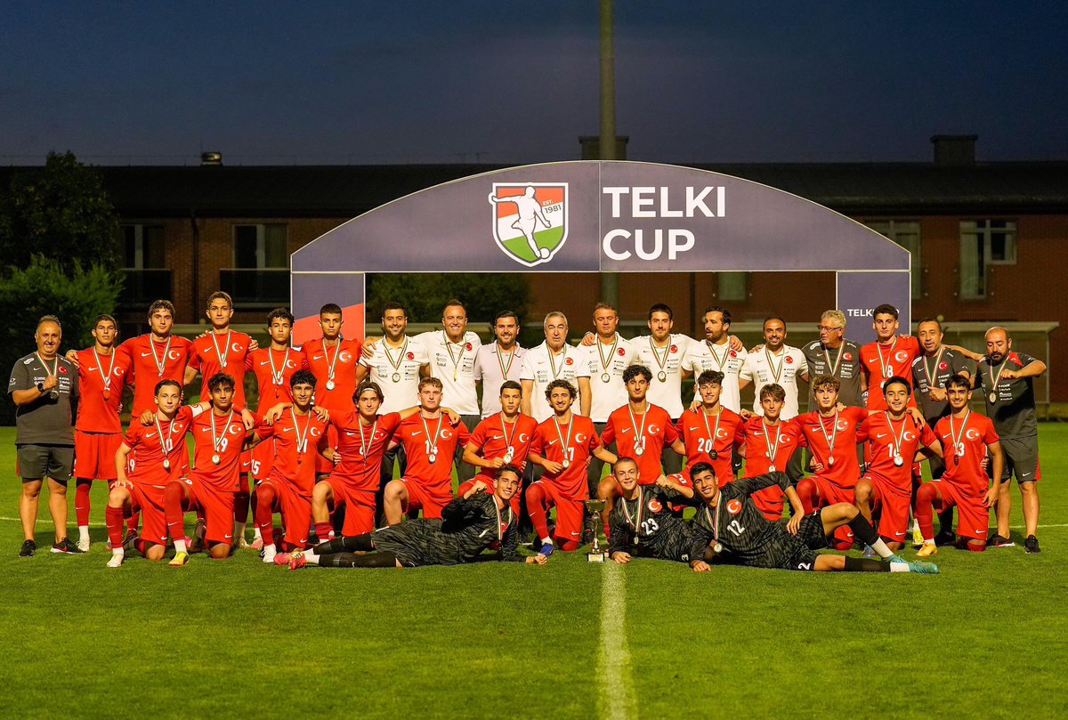 GSfutbolakademi's tweet photo. 🇹🇷 U17 Milli Takımımız, Macaristan’da düzenlenen Telki Cup Turnuvası’nın son maçında Suudi Arabistan’ı 4-0 mağlup ederek turnuvayı şampiyon tamamladı! 🇹🇷

Bu önemli galibiyette futbolcularımız da sahada yer alarak Milli Takımımızın başarısına katkı sağladı. 👏⚽

🔹 Kartal Yiğithan Yılmaz – 82 dakika
🔹 Kuzey Yıldız – 82 dakika
🔹 Yusuf Sivaslıoğlu – Bir asistle galibiyete katkı sağladı
🔹 Uras Ilgın – 82. dakikada oyuna dahil oldu.

Milli Takımımızı ve sporcularımızı tebrik ediyor,başarılarının devamını diliyoruz! 🇹🇷