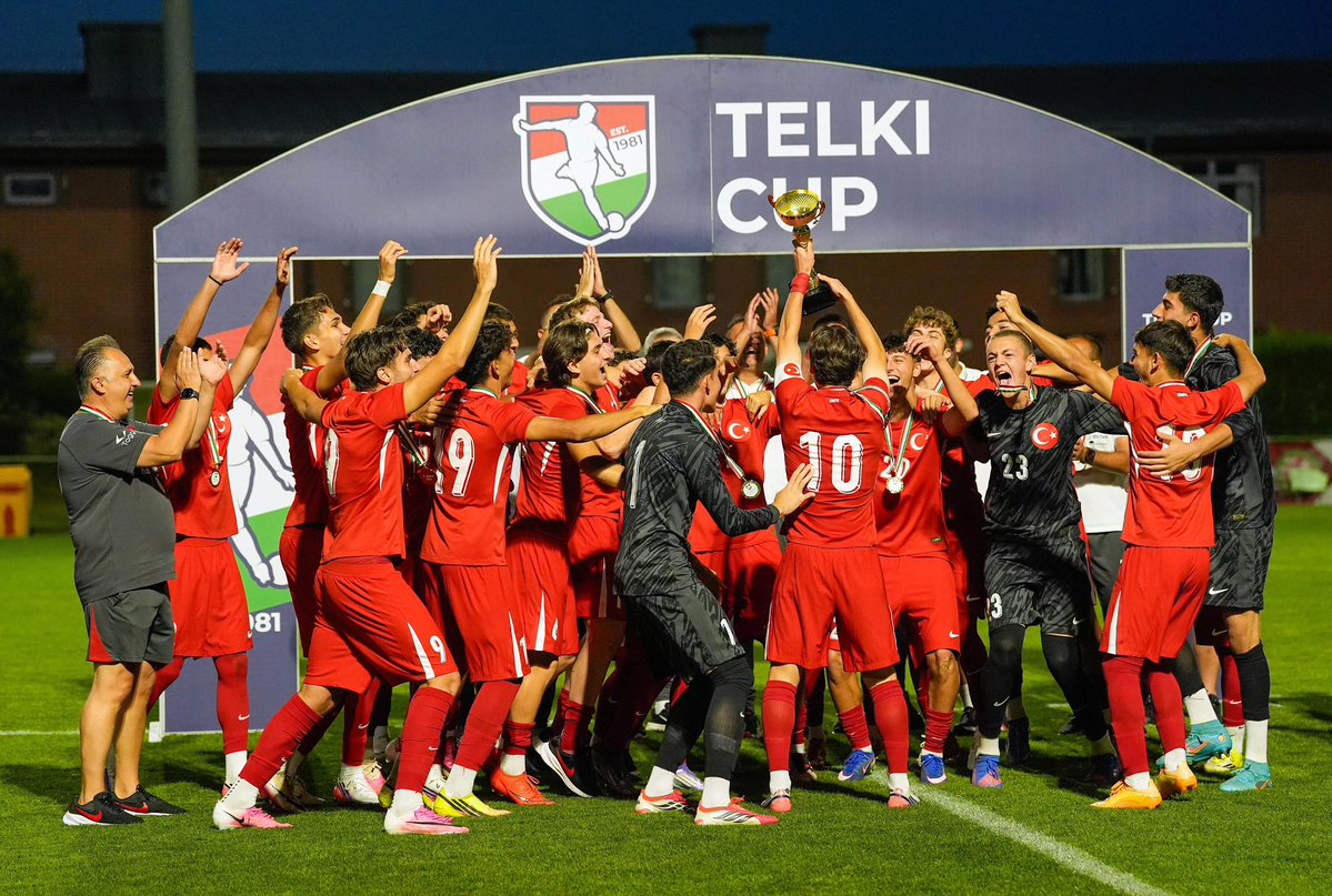 GSfutbolakademi's tweet photo. 🇹🇷 U17 Milli Takımımız, Macaristan’da düzenlenen Telki Cup Turnuvası’nın son maçında Suudi Arabistan’ı 4-0 mağlup ederek turnuvayı şampiyon tamamladı! 🇹🇷

Bu önemli galibiyette futbolcularımız da sahada yer alarak Milli Takımımızın başarısına katkı sağladı. 👏⚽

🔹 Kartal Yiğithan Yılmaz – 82 dakika
🔹 Kuzey Yıldız – 82 dakika
🔹 Yusuf Sivaslıoğlu – Bir asistle galibiyete katkı sağladı
🔹 Uras Ilgın – 82. dakikada oyuna dahil oldu.

Milli Takımımızı ve sporcularımızı tebrik ediyor,başarılarının devamını diliyoruz! 🇹🇷