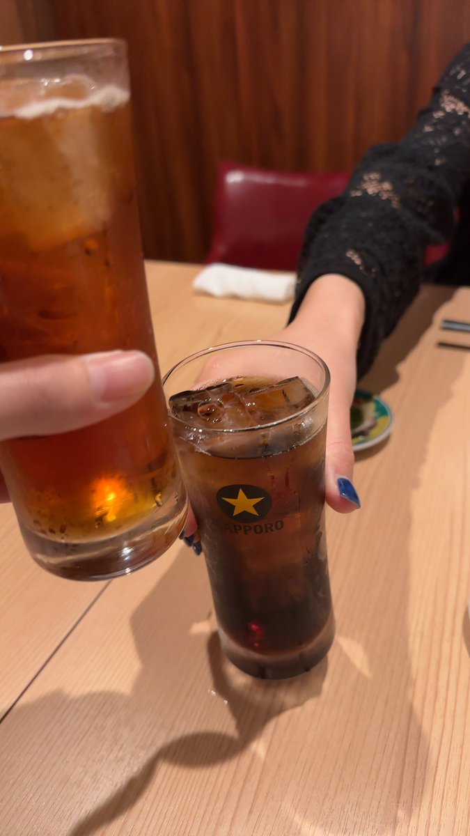 sorata__02's tweet photo. この人乾杯する時毎回めっちゃ下からグラス出して俺を偉そうな奴にしてくるのおもろい https://t.co/vIrfw2BjPF