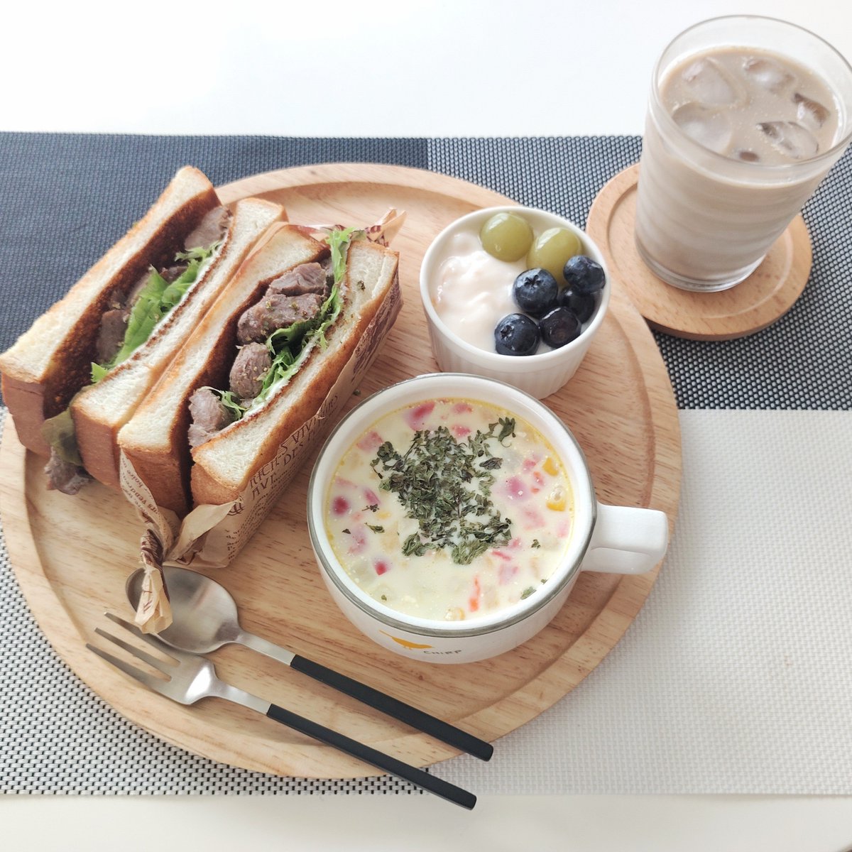 because3sk2's tweet photo. 朝の体重52.8

朝：×
昼：肉サンド、夏野菜の豆乳コーンスー
　プ、フルーツヨーグルト、ソイラテ
夜：冷やしラーメン、酎ハイ🍇💚

お昼は豚サガリの残りをサンドイッチに✨
夏の終わりの締めくくりに夜は残り具材で冷やしラーメンにしました～

8月もおつかれさまでした😊

#おうちごはん　#食事記録 https://t.co/U4pmjPERiN