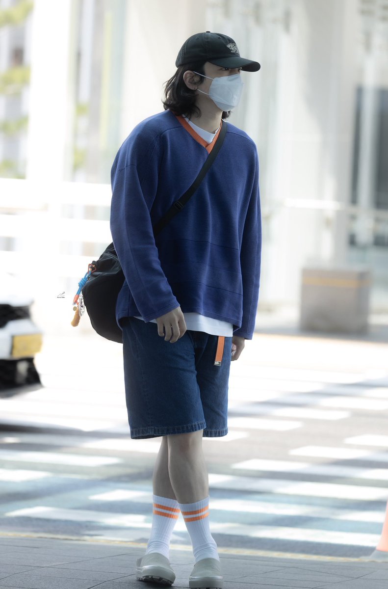 flowerybob's tweet photo. 🐻tbh i don’t normaly wear henleys or knit material like this, i don’t usually wear them coz i’m worried that this area (chest &amp; tummy(?)…might stand out a little too much😂

but yes it’s so rare to see sungjin wear a knit outside for schedules, except these airport fashions🤭🫠 https://t.co/RVE2hWAnUO