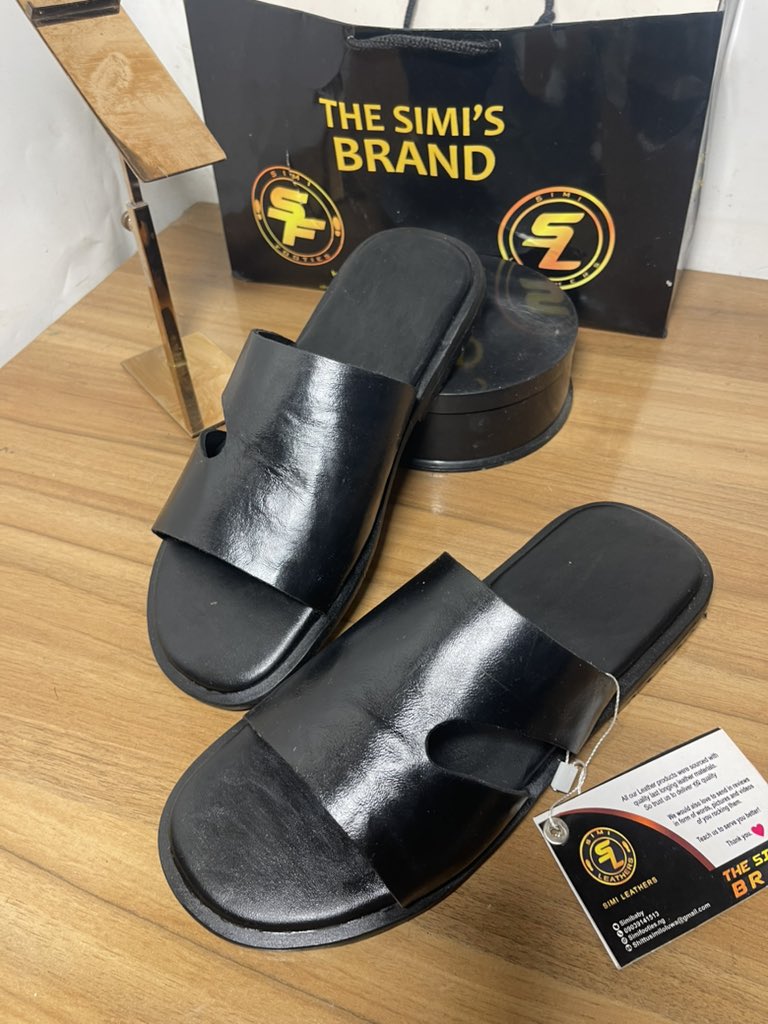 SSimibaby's tweet photo. Black never misses. 🖤

Our handmade leather flat palm is clean, classy and effortlessly stylish and yes, it’s unisex.

For him. For her. For every outfit that needs that simple finishing touch. ✨

DM to order. Nationwide delivery available. 🖤
#Simileathers https://t.co/RdQb6T9ikx