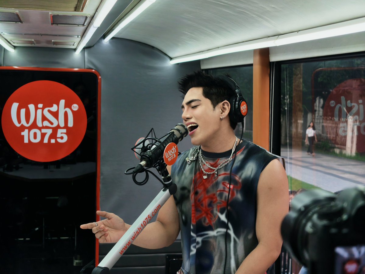 stellajero_'s tweet photo. Finally took 'Crazy' to the Wish Bus! Thank you to everyone who came out to watch my roadshow performance, and thank you @wish1075 for having me! 🙏🏼🩸

#Stell #Crazy #StellCrazy https://t.co/eaQGVFYDYh
