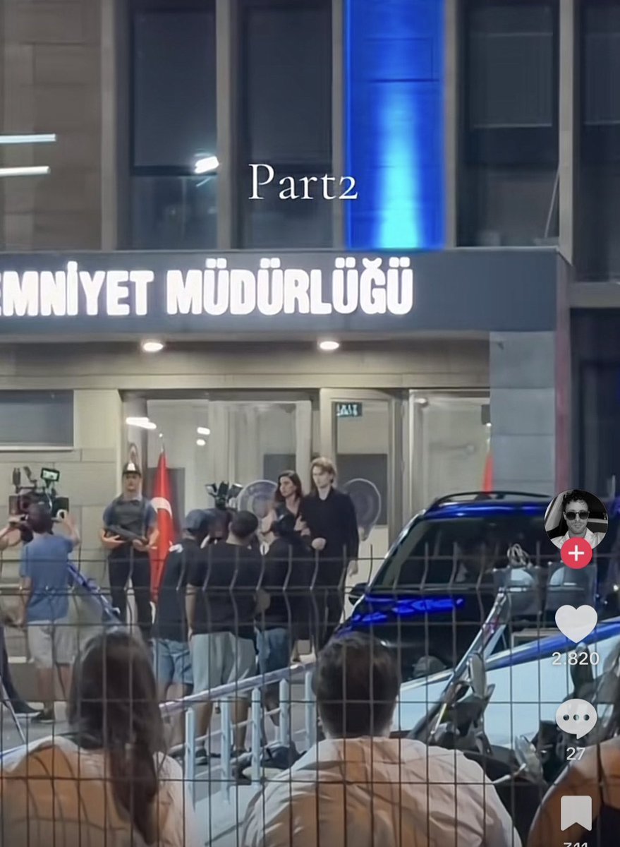 Liliavta's tweet photo. 1. Leyla elinde laptopla o doğukanın yanından ayrılıp karakola gitmediyse nereye gitti?
2. Eğer Leyla karakola gelmemişse Aras Leylanın fotoğraflarının gizlice çekildiğini bildiğini bilmiyo orda endişelenip Leylaya koşuyodur herhalde, böyle değilse bırakın gidin senaryoyu yazmayın şu çifti amk
3. Leyla ikizinin karakolda olduğundan bile habersiz mi yani?Şebnem mi koşmuş sadece karakola?💆🏻‍♀️Leyla yine hikayeden silinmiş galiba aksi halde biz bu karakteri kafada kuruyomuşuz gibi olacak da..