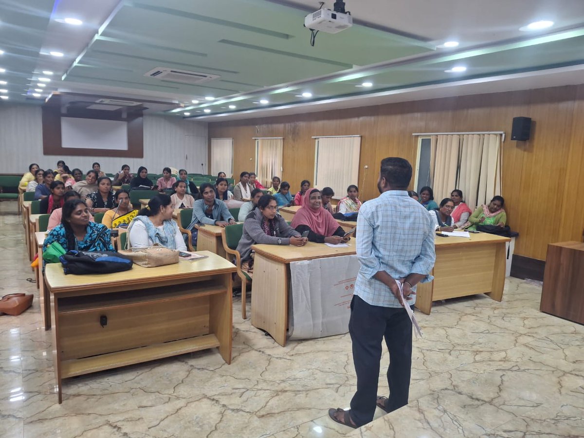 MgnregaPeriyap1's tweet photo. ಪಿರಿಯಾಪಟ್ಟಣ ತಾ.ಪಂ. ಸಭಾಂಗಣದಲ್ಲಿ ಅಂಚೆ ಇಲಾಖೆ ಆಯೋಜಿಸಿದ್ದ ಪೋಸ್ಟಲ್ ಸಖಿ Postal Sakhi  ಆಯ್ಕೆ ಮತ್ತು ಅಂಚೆ ಇಲಾಖೆ ಸೌಲಭ್ಯಗಳಾದ ಗ್ರಾಮೀಣ ಅಂಚೆ ಜೀವವಿಮೆ, ಕುಟುಂಬದ ಭದ್ರತೆ  ಕಾರ್ಯಗಾರ ಭಾಗವಹಿಸಿ,   ಸಂಜೀವಿನಿ ಸಿಬ್ಬಂದಿಗಳು, ಎಲ್ಲಾ ಒಕ್ಕೂಟಗಳ ಎಂಬಿಕೆಗಳು ಹಾಗೂ ಬಿಸಿ ಸಖಿಗಳಿಗೆ ವಿಬಿ ಜಿ ರಾಮ್ ಜಿ ಯೋಜನೆ  ಮಾಹಿತಿ ನೀಡಲಾಯಿತು. https://t.co/VMIehSPSVx