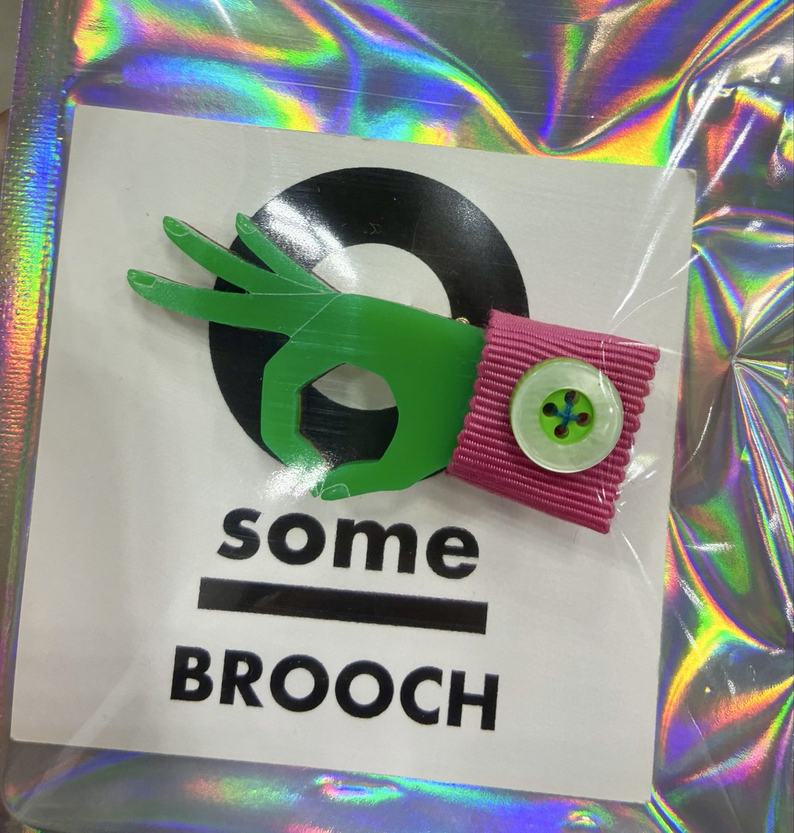 morikagesnow's tweet photo. #osomebrooch
この商品を観た時、天才か！？と
思って伝えて、1番好きな色を購入。
ブローチならもっと選び用があるんだけれどー！
爪の辺りがぷっくりしているのもso cute💕
友人手伝いだけれど行って作家さんとお会いしてお話しして買えて楽しかったなー。いい買い物！ https://t.co/GgHgtkIWQ0