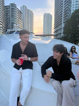PBsnvesting's tweet photo. Last night 
@SRxTrades
 and I were talking about the most important concepts to scale and become a better trader. 

One of the most important topics we talked about is so simple, yet people don’t follow it. 

Trade the leaders and trending stocks. https://t.co/HmRO0I9n2F