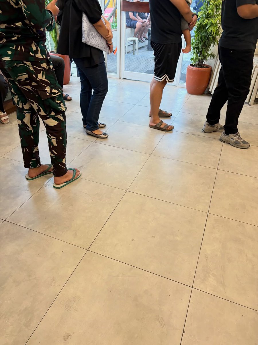 CelineAurebq5's tweet photo. Barusan beli kopi di tuku dan seperti biasa di weekend antriannya panjang bgt. Terus ada cowo abri tiba2 bilang ke kasir untuk mesen tapi ga ikut antrian wkwkwkwk

Dikira disemua tempat bisa dapet privilage kali ya🤣￼ https://t.co/kkczKqr4GF