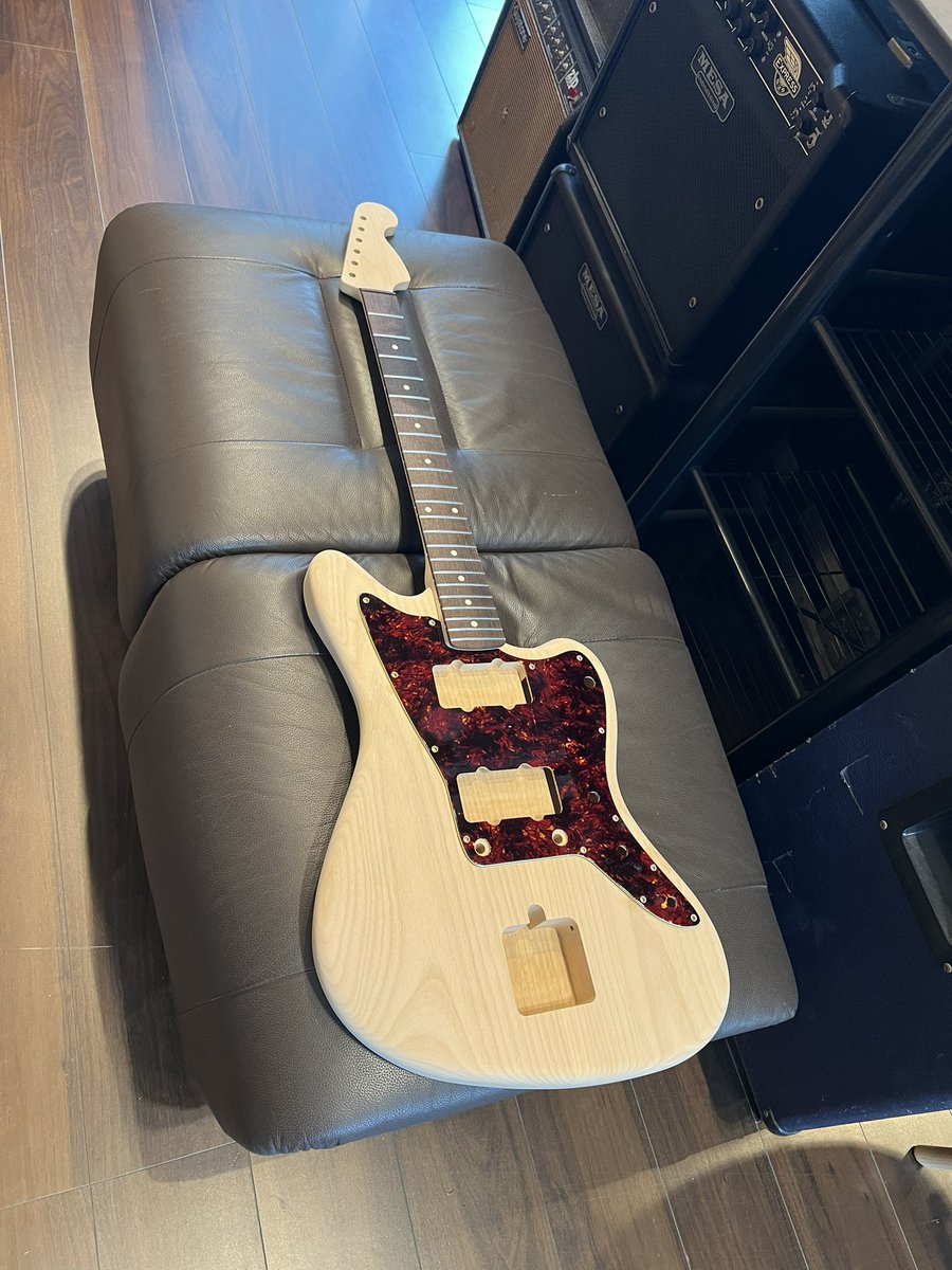 hen_guitar's tweet photo. #ギターを買う時はまず見た目

MNG予定は見た目想像中〜
5年後はレスポールでも買うかな https://t.co/rcQ626VanF