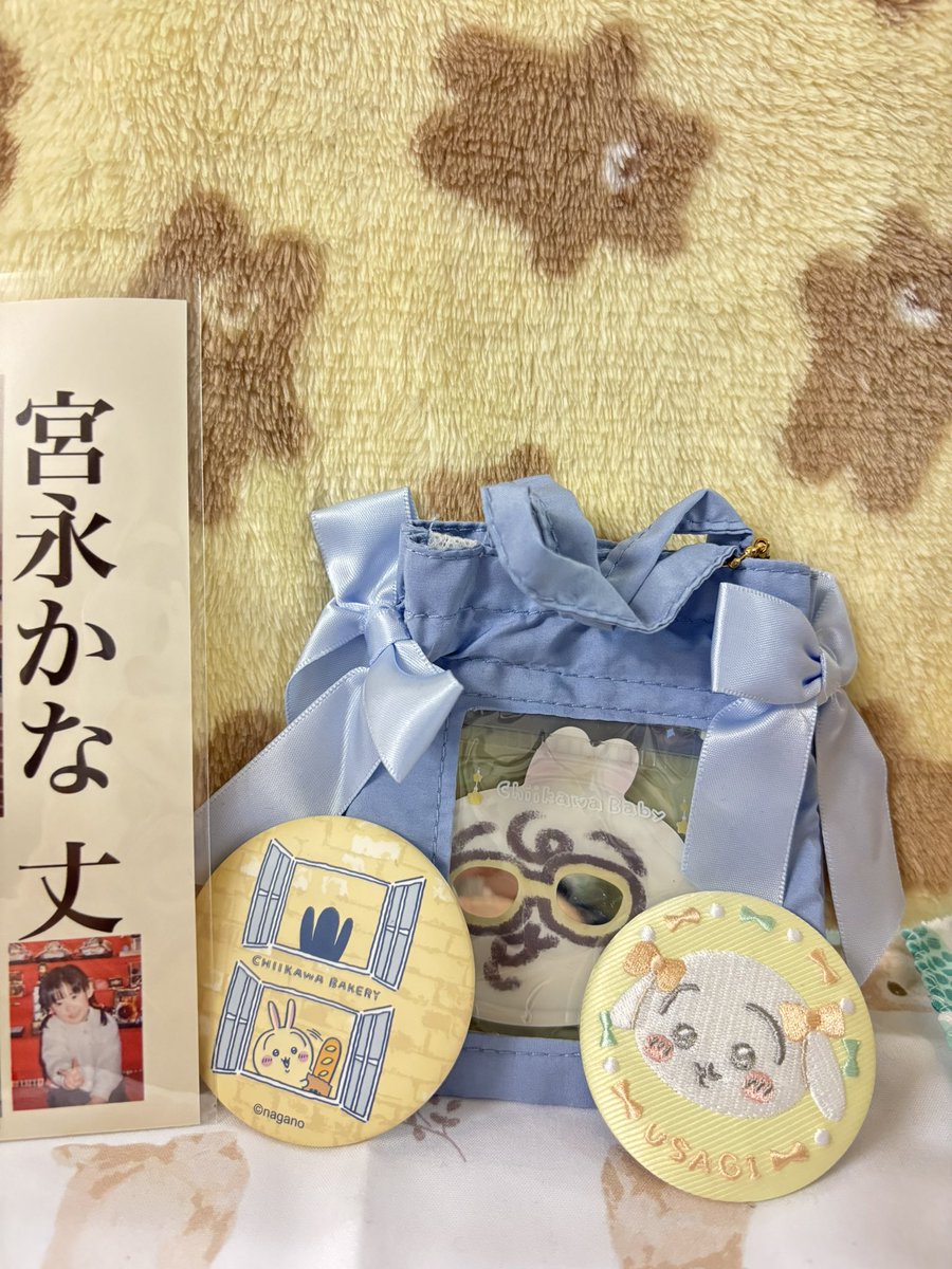kanamyng310's tweet photo. 差し入れもありがとうございました💝

ちーちゃんと石田さんからも缶バッチもらったー🐰💛かわいいーーー

TOMさんからも素敵なプレゼントをいただき、いつも感謝感激です😭🙏✨

まほちゃんのお客様からも凄くかっこいい名札をいただきました！めちゃくちゃ達筆…すごい…🌟

全部大切にします😊 https://t.co/O264qLua1v