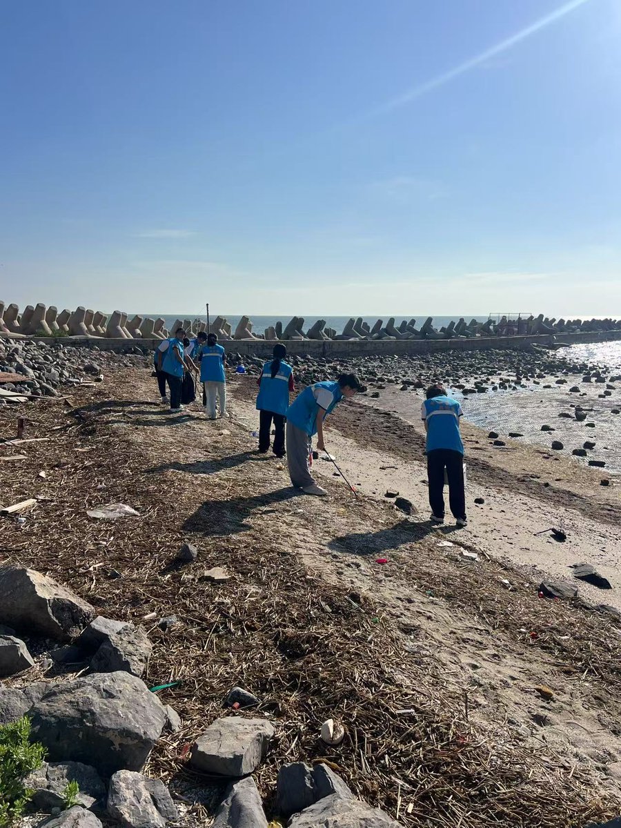 obelisco013's tweet photo. Just wrapped up 4 hours of weekend beach cleanup with local volunteers! Picked up 20+ plastic bottles and kept the shore safe for little sea critters. Small acts add up to big changes  #VolunteerForOcean， https://t.co/Cvk8GkT1PM