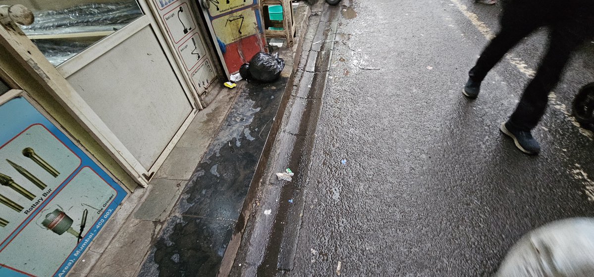 rawamasala's tweet photo. This is the condition of Bibijan street. Full gully is blocked by traders who store their goods on hand carts. There are couriers who keep booked parcels on road. Shops have 30" encroachment. @mybmc @MTPHereToHelp @Devendra_Office @MumbaiPolice https://t.co/6KhRHD5gOb