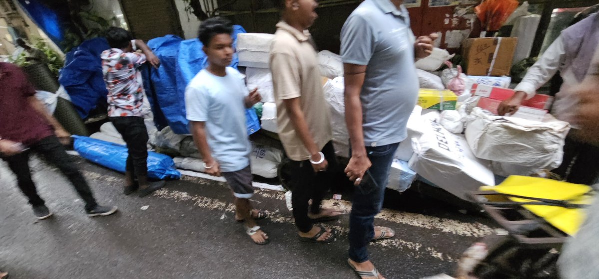 rawamasala's tweet photo. This is the condition of Bibijan street. Full gully is blocked by traders who store their goods on hand carts. There are couriers who keep booked parcels on road. Shops have 30" encroachment. @mybmc @MTPHereToHelp @Devendra_Office @MumbaiPolice https://t.co/6KhRHD5gOb