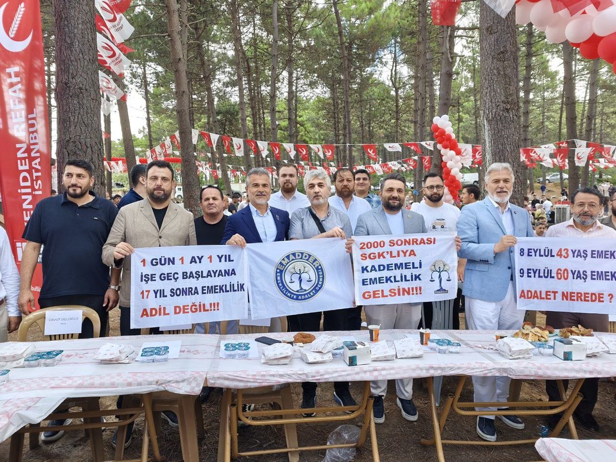 EmadDernegi's tweet photo. 📌 EMADDER, YENİDEN REFAH PARTİSİ İSTANBUL İL DİVAN TOPLANTISI’NDA

@rprefahpartisi
@erbakanfatih
@suatkilic
@melihguuner 
@MehmedAltinoz

Emeklilikte Adalet Derneği Yönetim Kurulumuz adına, Beykoz-Göztepe Mesire Alanı’nda düzenlenen Yeniden Refah Partisi İstanbul İl Başkanlığı Ağustos İl Divan Toplantısı’na katılım sağlandı.

Programda Emeklilikte Adalet Derneği’nin katılımı anons edilerek derneğimize yönelik sıcak bir hoş geldiniz mesajı iletildi. EMADDER bayrağımız ve kademeli emeklilik talebimizle, milyonların adalet beklentisini bir kez daha güçlü biçimde temsil ettik.

Nazik karşılamaları, samimi yaklaşımları ve ilgileri için Yeniden Refah Partisi İstanbul İl Başkanlığı’na teşekkür ediyoruz.

Emeklilikte Adalet Derneği (EMADDER)

@rprefahpartisi
@erbakanfatih
@suatkilic
@MehmedAltinoz
@DoganBekin
@mvaliyuksel42
@mehemmed19
@melihguuner
@ha_kanay
@magdursuztoplum
@kockemal6606

@EmadDernegi 
#KademeliEmeklilik 
Kademe Gündemde
#TekÇözümKademe