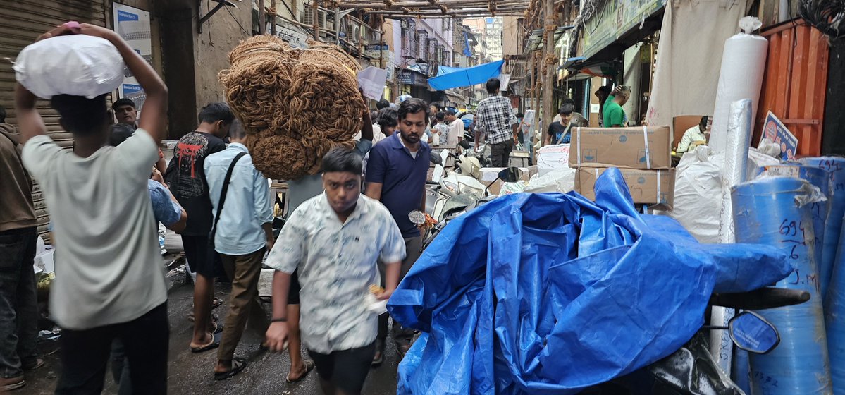 rawamasala's tweet photo. This is the condition of Bibijan street. Full gully is blocked by traders who store their goods on hand carts. There are couriers who keep booked parcels on road. Shops have 30" encroachment. @mybmc @MTPHereToHelp @Devendra_Office @MumbaiPolice https://t.co/6KhRHD5gOb