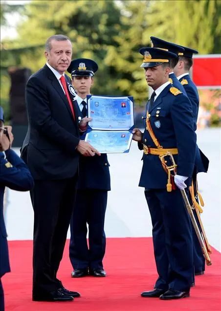 sevincozarslan's tweet photo. "FİLLER TEPİŞİRKEN, BİZ TOPRAĞA GÖMÜLDÜK"

KHK ile kapatılan Hava Harp Okulu’ndan 2013 yılında dönem üçüncüsü olarak mezun olan ve diplomasını dönemin Başbakanı Recep Tayyip Erdoğan’ın elinden alan tutuklu kursiyer teğmen Taner Doğan: 

"Sayın vekilim, ben 13 yaşındayken Kuleli Askeri Lisesine girerek asker oldum. O zamandan bu yana hep vatan, millet ve bayrak sevdalısı olarak yetiştirildim. 2013 yılında Hava Harp Okulundan dereceyle, üçüncü olarak mezun oldum ve diplomamı o dönemin Başbakanı'ndan aldım.

"GERİ DÖN EMRİ TELEFONUMA MESAJ OLARAK GELDİ"

Uçuş eğitimimi tamamladıktan sonra Akıncı Üssü'nde kursiyer teğmen olarak 2015 yılında göreve başladım. Ta ki 15 Temmuz 2016'ya kadar. O gün de her şey sabah saatlerinden itibaren sıradan rutin gidiyordu. Mesai sıcaklardan dolayı erken bitirildi. Sonra 16.00 sularında sosyal faaliyet olacağı ve terörle mücadele harekâtı olacağı gerekçesiyle "geri dön" emri telefonuma mesaj olarak geldi. Bu mesajlar dava sürecinde delil olarak sunuldu ama kaale alınmadı. 

"ELİME SİLAH ALMADIM, UÇAĞA BİNMEDİM"

Tüm kursiyerler olarak geri döndük. Telefonlarımız güvenlik sebebiyle toplatıldı. Dış dünya ile bağımız tamamen kopmuştu. O gün boyunca bana hiçbir emir verilmedi. Ben kimseye emir vermedim, elime silah almadım, uçağa binmedim. Tüm geceyi dinlenme salonunda geçirdim ki bu husus kamera kayıtlarıyla desteklenmişti. Hatta tüm inanç ve samimiyetimle yemin ederim ki o gün yorgun olduğumdan gecenin çok büyük bölümünü uyuyarak geçirdim. Sabah saatlerinde bulunduğumuz yerdeki pistlerin vurulmasıyla uyandım. O kargaşada ne olup bittiğini anlamadan dışarı çıktım. Yaklaşık on gün boyunca normal hayatıma devam edip Hava Kuvvetleri'ne yoklama verdim.

"ASLA VE ASLA SUÇLU OLDUĞUMU DÜŞÜNMEDİM, İFADEYE VERMEYE AYAKLARIMLA GİTTİM"

Daha sonra savcı tarafından çağrıldık. Gidip tanık olarak derdim vereceğimi düşündüm. Asla ama asla suçlu olduğumu düşünmediğimden kendi isteğimle gittim ve ifade verdim. Size anlattığım şekliyle anlattım yaşadıklarımı. O günden bu yana sanık, tutuklu, hükümlü süreçlerini yaşadım. Gözaltı sürecinde maddi manevi işkencenin ardından tutuklandım. Ama inanın hep şu inanç vardı bende. Ya ne de olsa bir duruşmalarda susuz olduğum, hiçbir işe bulaşmadığım ortaya çıkacaktı. 

"LEHİME OLAN HİÇBİR BİLGİ VE BELGE DİKKATE ALINMADI"

Ama maalesef mahkeme başkanı lehime olan hiçbir bilgi belgeyi dikkate almadı. Aleyhimde darbeyi yönelik tek bir sanık tanık ifadesi yok. O günkü idari amirim mahkemede, 'Evet kursiyer teğmenleri ben emir vererek çağırdım. Hiçbir şeyden haberleri yoktu' diyor. Kamera görüntüleri ortada. 

"BİR YIL ÖNCE DE AYNI ŞEKİLDE ÇAĞRILMIŞTIK"

Ayrıca şu da çok önemli bir nokta ki, bir yıl öncesinde yani 2015 yazında benzer dönemde gerçekten terörle mücadele harekâtı yapıldı ve yine kursiyerler çağrılmıştı. Yani daha önce yaşanmış bir durum var ve yine aynısı olacak diye düşündük. 

"HİÇ GÖRMEDİĞİM KURUMLARA ZARAR VERMEKLE SUÇLANDIM"

Bu arada daha önce hiç görmediğim, önümden dahi geçmediğim Ankara Gölbaşı Harekât gibi birkaç kurum tarafından açılmış tazminat davalarına sırf Akıncı dosyasında sanık olduğum için ismim eklenmiş. Yani iki üç tane de tazminat davası var aleyhime açılmış. Ben uyumuş olduğum dinlenme salonundan, gazinodan nasıl bir zarar vermiş olabilirim oralara? Bu mahkemelere yazdığım dilekçelerime de formatı benzer, hatta aynı kalıp ifadelerle sürekli ret cevapları verildi.

"ALLAH AŞKINA BU NASIL VİCDAN, NASIL HUKUK, NASIL ADALET"

Benim gibi kursiyer olup başka davalarda benimle beraber durumda olan ve hatta bazı olaylara da amirlerin emirleriyle katılanlar var. Bunların hepsi tahliye oldu. Çok az ceza alarak veya hiç almayarak. Oysa ben sırf Akıncı davasında olduğum için ve darbe merkezi medyada Akıncı olarak lanse edildiği için bu cezaya çarptırıldım. Allah aşkına bu nasıl vicdan, nasıl hukuk, nasıl adalet? 

Daha gözaltındayken hiçbir idari soruşturma açılmadan KHK ile ihraç olduk. Hem ben hem ailem mağdur oldu. Yıllarca vatan aşkıyla büyümüş bir genç subay, bir kararname ile nasıl terörist, vatan haini olarak damgalanır? Bu ülkede daha önce de darbeler yaşandı. Bu darbelerde kaç kişi yargılandı? Hangi rütbedeki insanlar ceza aldı? Alt rütbedekilerden kim yargılandı? Ben bir kursiyer teğmen olarak ağırlaştırılmış müebbet cezasını gerektirecek ne yapmış olabilirim? Anlattıklarım zaten kamera görüntüleriyle sabit.

"DERDİMİ, KİME NASIL ANLATAYIM"

Haddime aştıysam gerçekten çok özür dilerim. Hem ihrac dair hem de ana dava dosyalarım AYM'den ret kararıyla döndü. Şimdi iki dosyam da AİHM'de. AİHM lehime karar vereceğini umuyor, temenni ediyorum. Ancak ülkede AİHM kararları da uygulanmıyor. Söyleyiniz, ben derdimi kime, nasıl anlatayım? 

“BANA CEZA VEREN HAKİM SELFET GİRAY YARGITAY’A ATANARAK ÖDÜLLENDİRİLDİ”

Ana davada karar veren hâkim Selfet Giray'ın karardan birkaç gün sonra ödüllendirilircesine Yargıtay'a atanmış, terfi ettirilmiş olduğunu da belirtmeden geçemiyorum. 

"KÜÇÜCÜK HÜCREMDEN SAYGILARIMLA..."

Zamanınızı ayırıp mektubumu okuduğunuz için çok çok teşekkür ederim. Keşke karşılaştığınız her insan sizin gibi hakkı hukuku gözetmeyi şiar etmiş olsaydı. Fillerin tepişip, çimlerin ezildiği ve hatta tekrar toprağa gömüldüğü olaylar keşke hiç yaşanmasa...

Antalya S  Tipi'nden, küçücük hücremden saygılarımla." 

Ayrıntılı bilgi: https://t.co/TeomkpVjTv