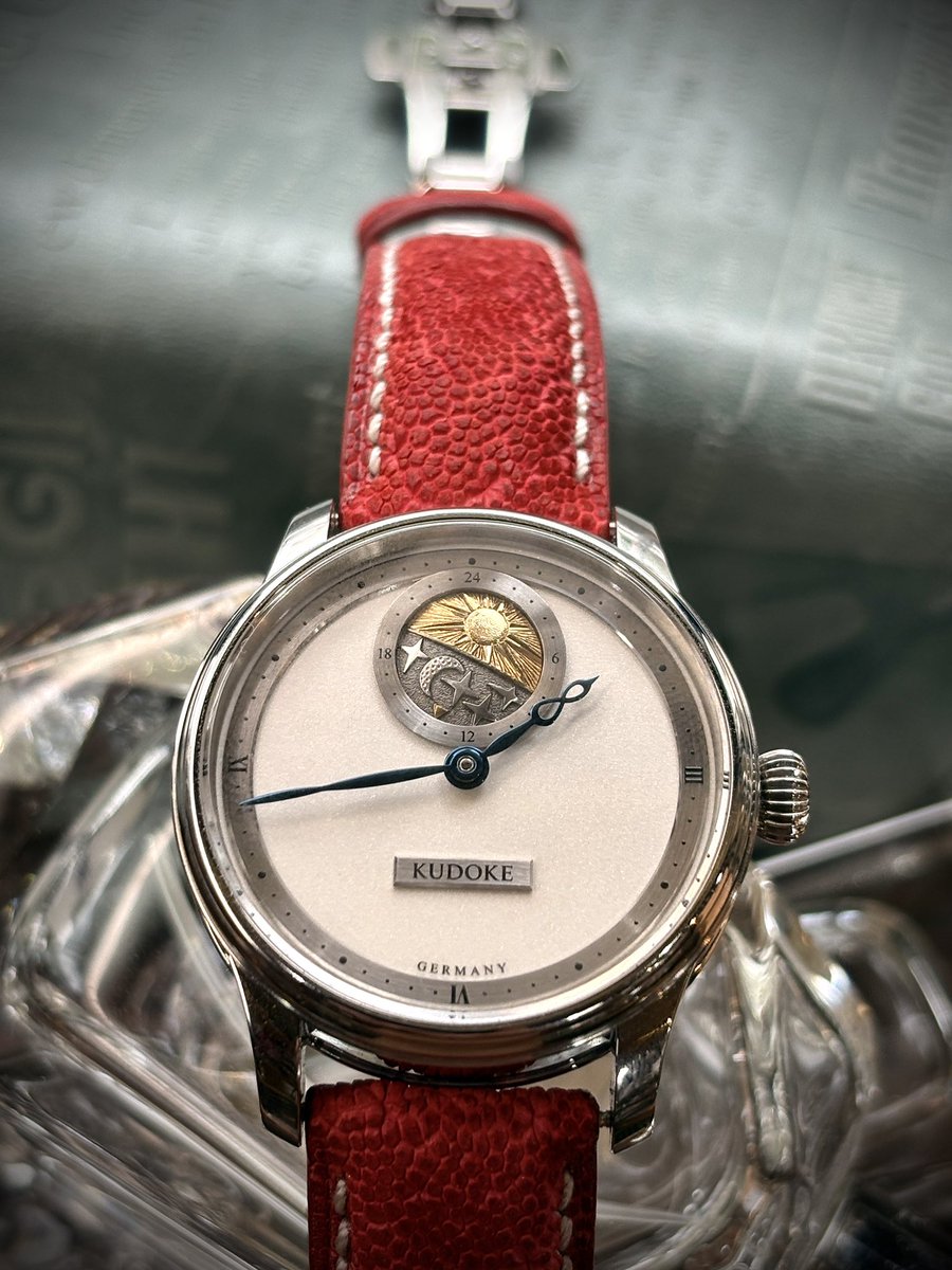 earnest_strap's tweet photo. クドケ2。真紅のエレファントに生成りステッチの斬新なコンビネーション!
以前クドケ日本限定モデルでコラボさせていただいたクドケさん。下北沢のギャラリーにもお越し頂きました。
#クドケ #kudoke https://t.co/E5tsfWLyhm