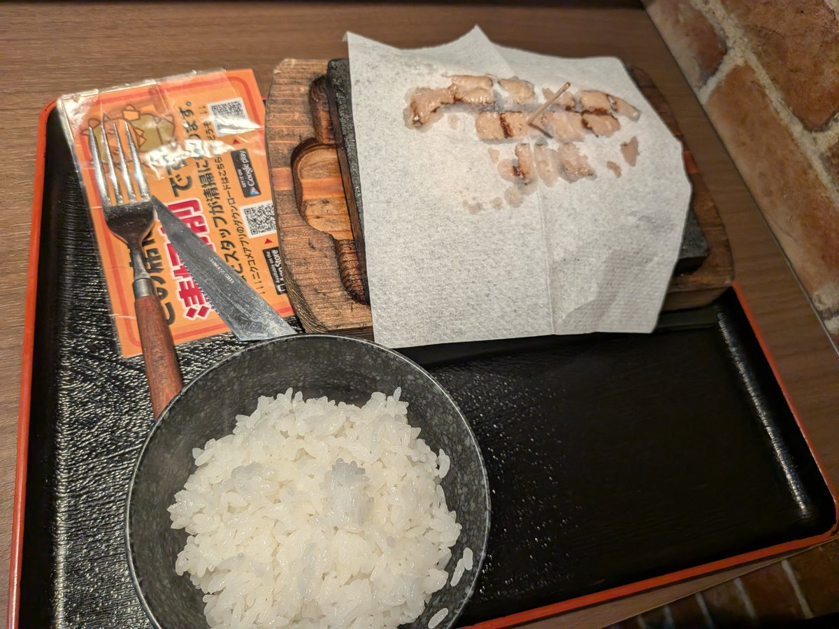 yulas9udon's tweet photo. (today)#感動の肉と米 わず☺
ずっと行けんかったが、ようやく🎵
チキンステーキ900円、ご飯味噌汁ナムルキムチ高菜そぼろ食べ放題⤴️⤴️
しかも鉄板はずっと熱々、おかわりもして食べ終わるまでステーキが冷めないのがありがたい👍
店舗調べたら、静岡県内が関東管轄＆中部管轄。糸魚川静岡構造線か❗️🤣 https://t.co/hhVViL9HTs