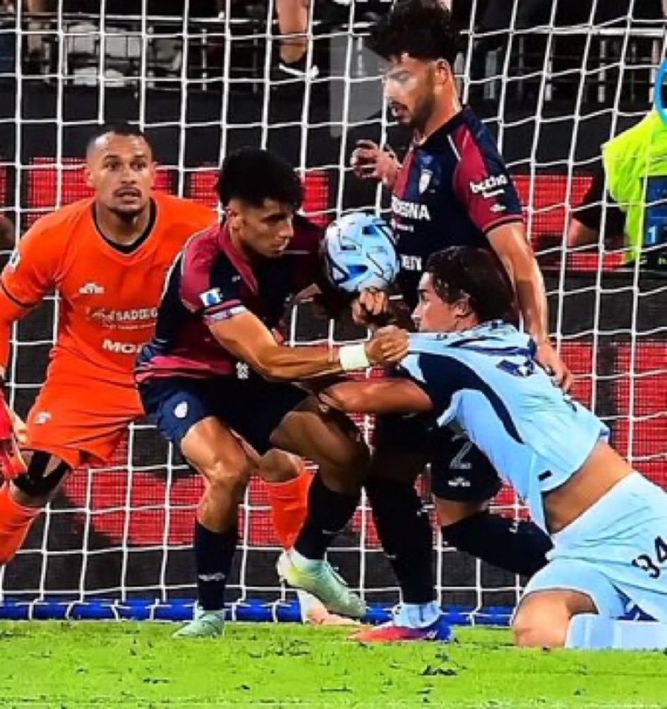Giusepp52628423's tweet photo. Cara @SerieA non è che un ragazzo è alto 1.90 pesa 80 kg allora gli è concesso anche di essere sparato
No sai ,perché una cosa del genere a Ghostalo Ramos o a Keby lame della Juve E QUI ERA DELIRIO PER UN MESE ! Ok i nuovi provvedimenti ma quando è troppo è troppo! https://t.co/4SwsMVPT8V