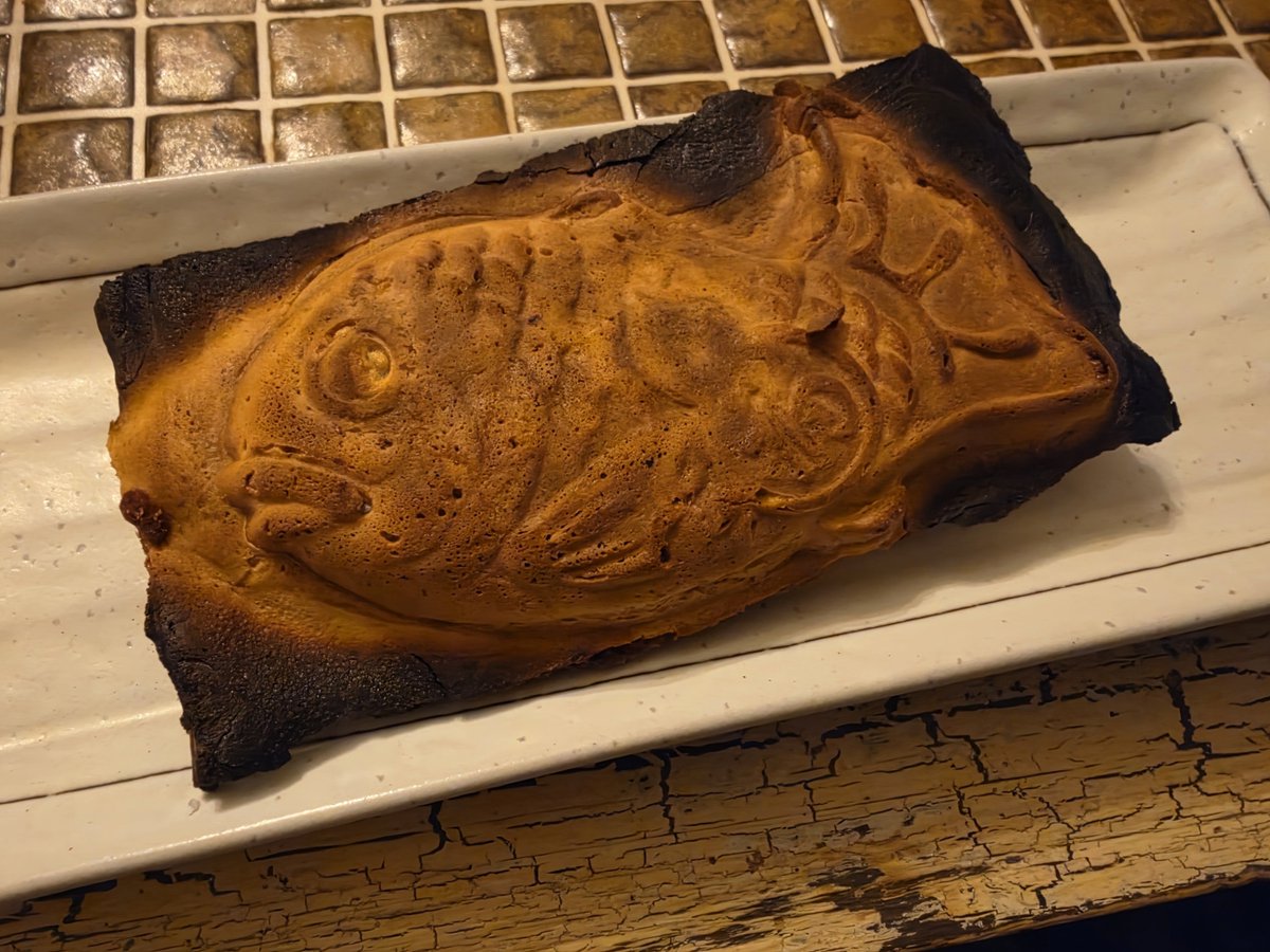 MayaSunsun's tweet photo. 魚拓の反対版
レンチンしてからトースターにかけたら
こんな風になってしまった(;´д｀)
#たい焼き
#焦げ https://t.co/S4cMxDSBOw