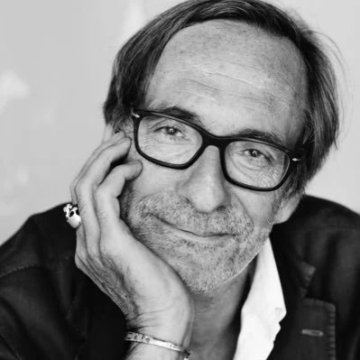 RSF_inter's tweet photo. #France : RSF exprime son sincère soutien aux proches de Jean-François Leroy, à l'annonce de la disparition du fondateur du festival "Visa pour l'image". Promoteur du photojournalisme, il avait fait de ce festival un grand rassemblement populaire pour tous les amoureux de l’image et les professionnels du secteur.
Depuis 1989, ce festival a accompagné et mis en lumière le travail de générations de photographes : Françoise Demulder, Alexandra Boulat, Laurent Van der Stockt, Rémi Ochlik, Véronique de Viguerie, Guillaume Herbaut… 
Sans relâche et sans concession, Jean-François Leroy a exposé les conflits du monde, convaincu qu’ouvrir les yeux de ses contemporains sur les réalités de notre époque était une nécessité. 
Une conviction que nous partagions avec lui et qui s’était concrétisée, en 2025, par une collaboration autour de l' exposition des 40 ans de RSF 
« Photographier le monde de demain », qu’il avait choisi de projeter dans son intégralité lors du festival. 
La grande famille du photojournalisme perd aujourd’hui l’un de ses plus fervents défenseurs.