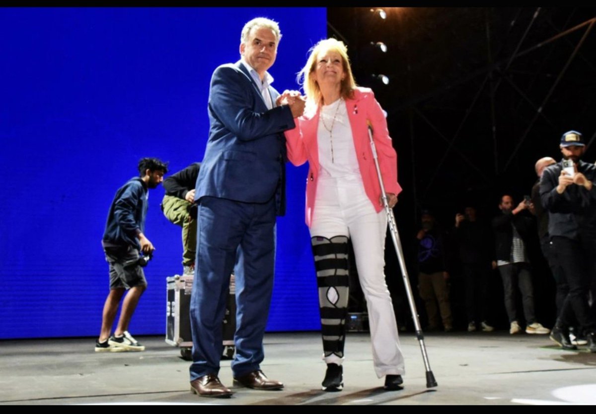 JorgePreliasco's tweet photo. PRECIOSA FOTO EN DÓNDE CAROLINA COSSE SE ENCUENTRA APOYADA TOTALMENTE EN SU PIERNA SUPUESTAMENTE LESIONADA, Y EN DÓNDE SU MULETA NO LE SIRVE ABSOLUTAMENTE PARA NADA.
SIEMPRE NOS MINTIERON.
SIEMPRE.
LUCRAN Y SE ENRIQUECEN CON LA LÁSTIMA. https://t.co/ZSCGeTdU0w