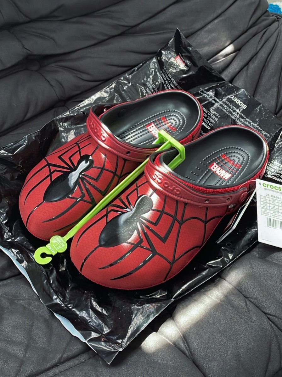 bIueskyse's tweet photo. DILIHAT DARI DEKET CROCS X MARVEL SPIDERMAN INI CAKEP JUGA YAA https://t.co/Mjs8mfkbJi