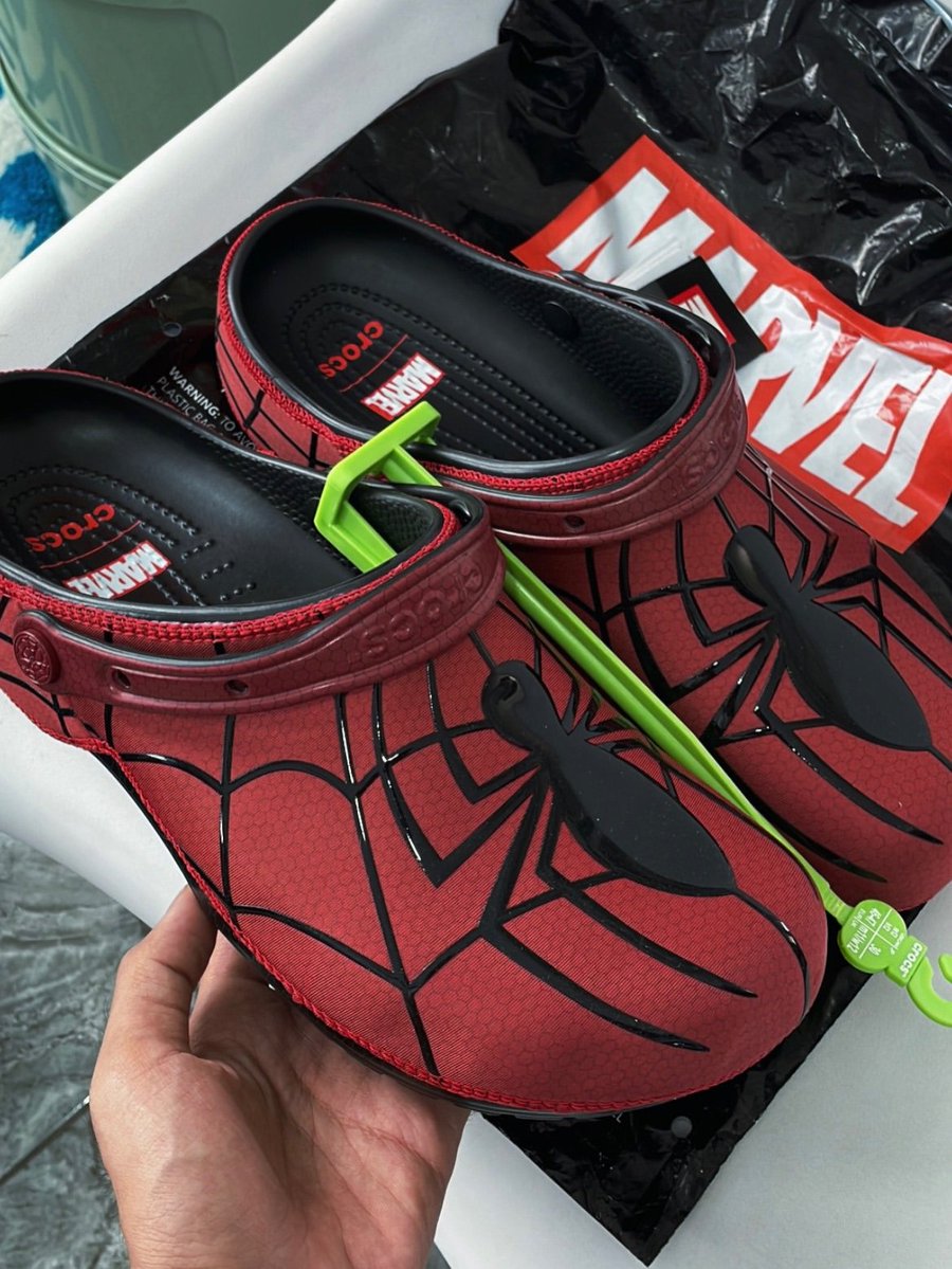 bIueskyse's tweet photo. DILIHAT DARI DEKET CROCS X MARVEL SPIDERMAN INI CAKEP JUGA YAA https://t.co/Mjs8mfkbJi