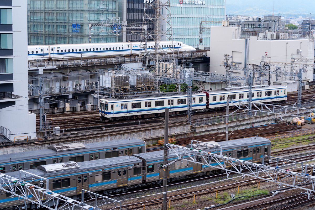 hatonoshippo's tweet photo. 青い帯を巻いた電車の盛り合わせ https://t.co/cv3yKotnFM