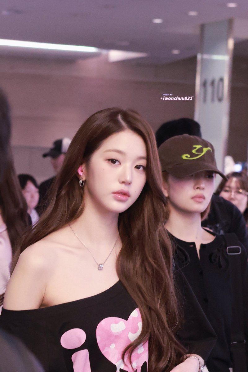 iwonchuu831's tweet photo. 260831 HND DEPARTURE 

STAY LUCKY STAY VICKY
HAPPY BIRTHDAY 🎂🐇

#아이브 #IVE #장원영 #JANGWONYOUNG #원영 #WONYOUNG #ウォニョン 
#ForeverWithWonyoung
#장원영_행복으로물든오늘 https://t.co/sPU4ZYFwAI